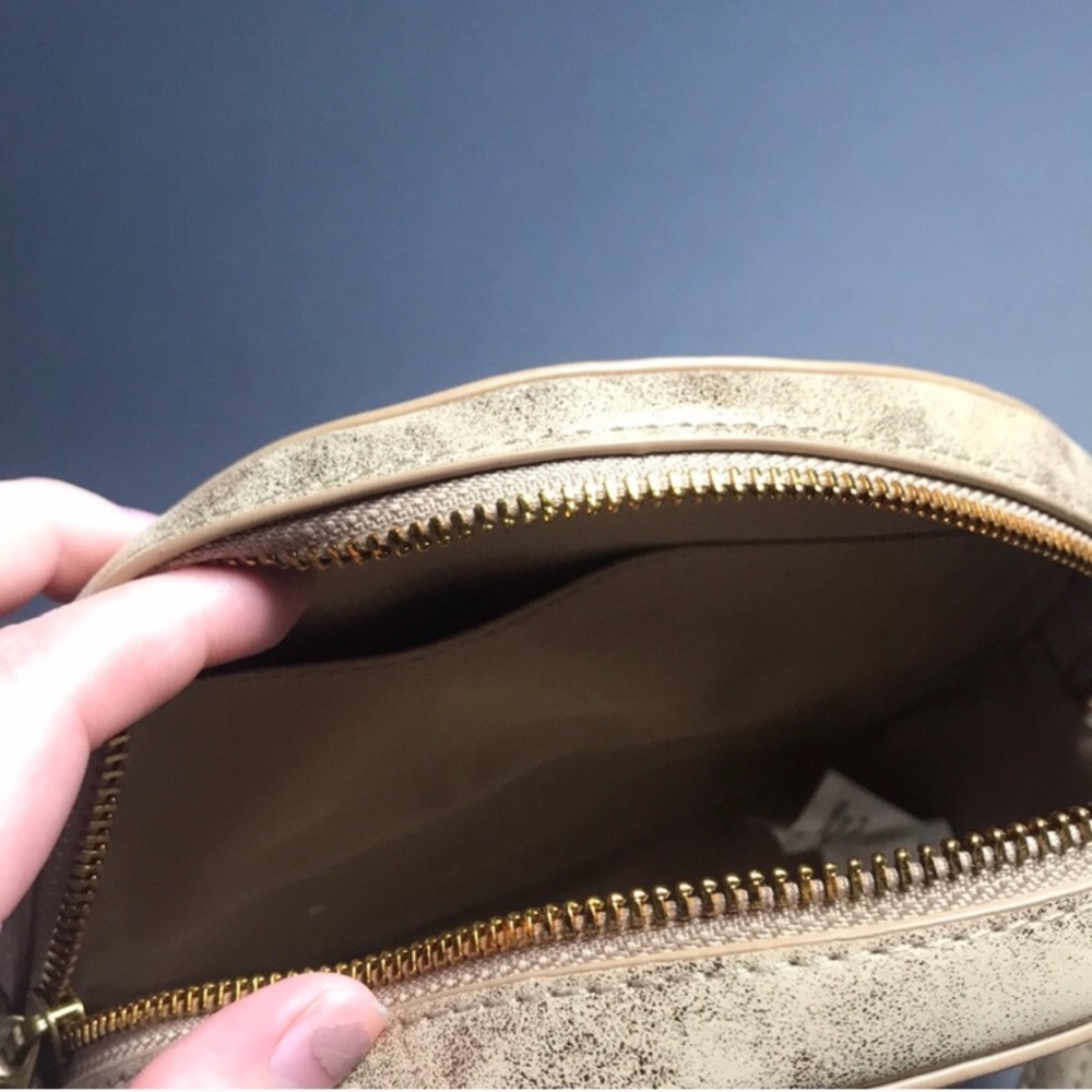 NWT Gold Metallic Crossbody Circle Purse - Picture 5 of 8